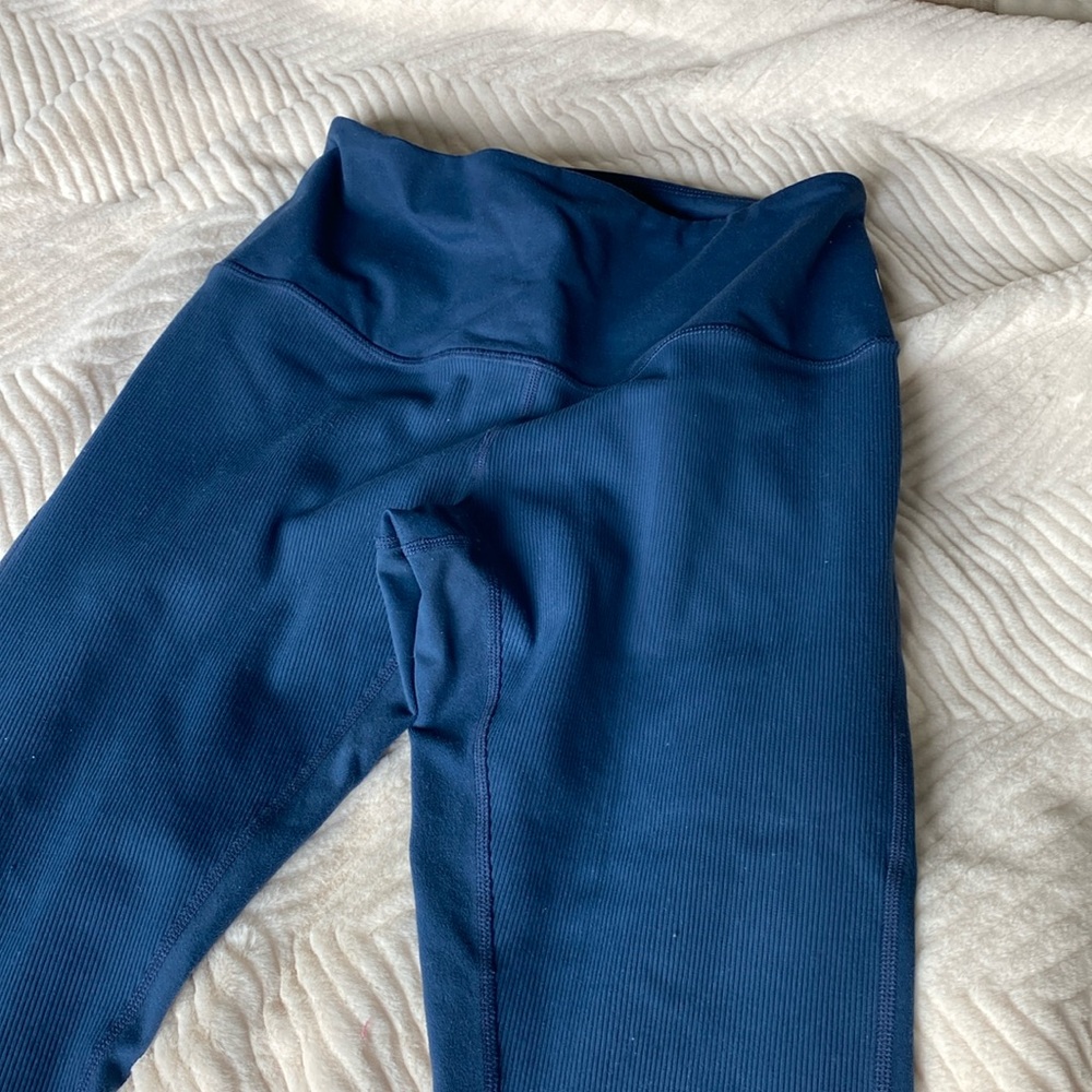Blue cropped ribbed leggings